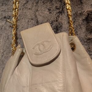 CHANEL Cream Leather Shoulder Bag with Gold Chain Strap